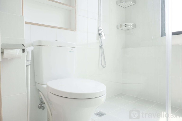 Bathroom, Elegant Comfort 2BR at Samara Suites By Travelio, South Jakarta
