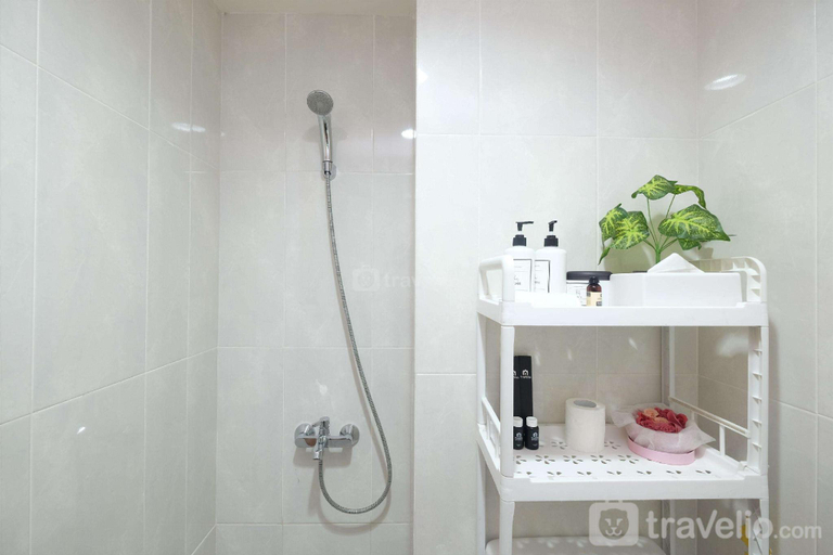 Bathroom 2, Cozy Studio Evenciio Apartment By Travelio, Depok