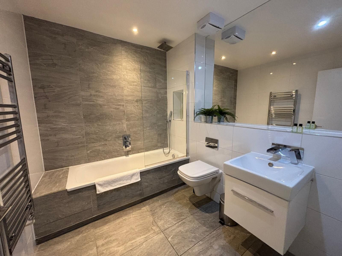 Bathroom 4, Aldgate by Excel Apartments, London