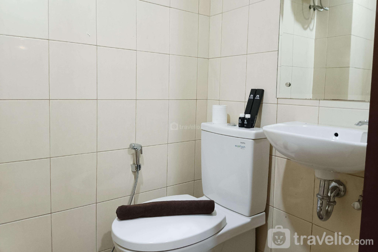 Bathroom 3, Homey & Tidy Studio Vida View Makassar By Travelio, Makassar