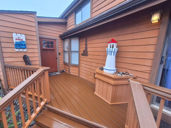 Room 2, Luxurious Oceanfront Cabin 7 Getaway w Hot Tub, Del Norte