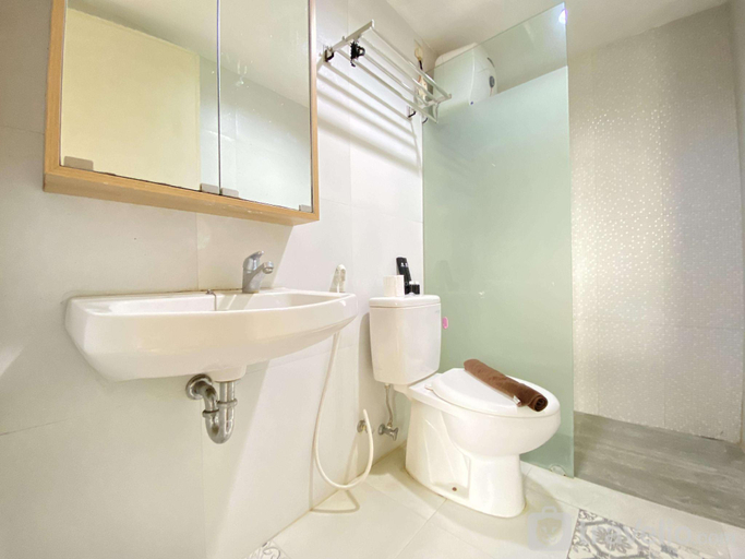 Bathroom 2, Wide 1BR Parahyangan Residence By Travelio, Bandung