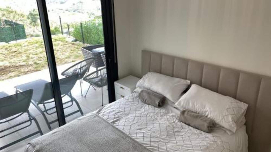 Room 5, 6 Guests - 3 Bedrooms - Private Garden - Pool, Málaga