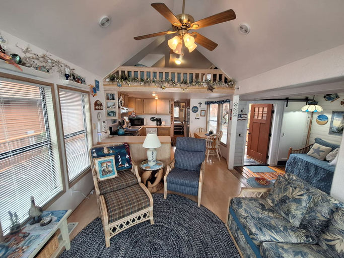 Room 1, Luxurious Oceanfront Cabin 7 Getaway w Hot Tub, Del Norte