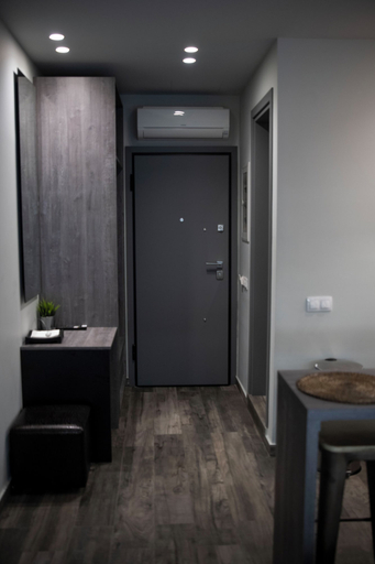 Bathroom 5, Rooster Suites, Attica