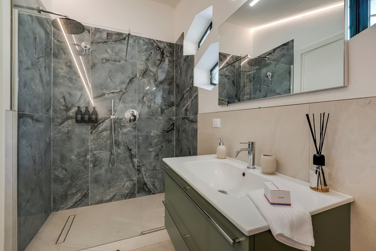 Bathroom 5, Villa Mercurio Apartments, Verona
