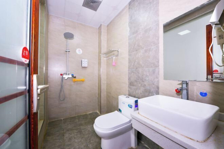 Bathroom 3, OYO Beihai Jinghai Villa (Yintan), Beihai