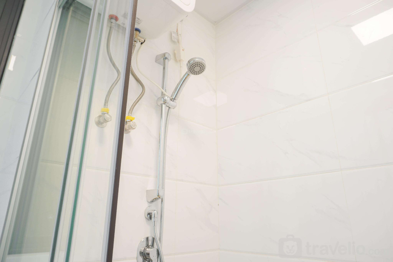 Bathroom, Pleasure 2BR @ Sky House BSD Apartment By Travelio, Tangerang Selatan
