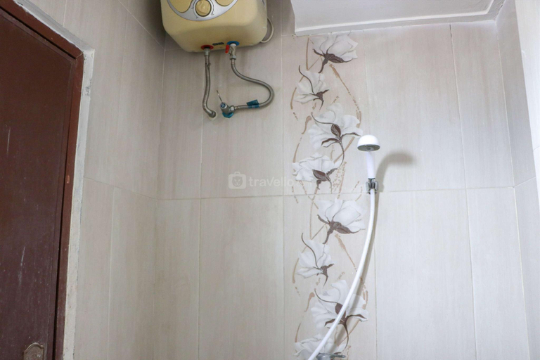 Bathroom, Modern 2BR Gateway Ahmad Yani Cicadas By Travelio, Bandung