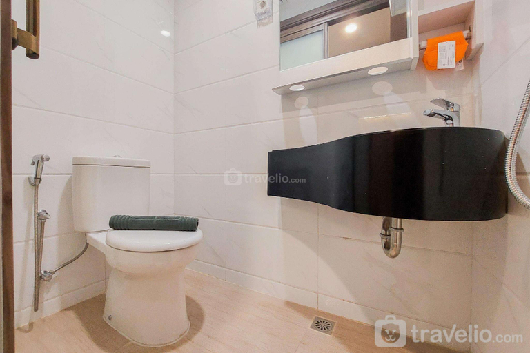 Bathroom 2, Scenic Designed Studio Sky House BSD By Travelio, Tangerang Selatan
