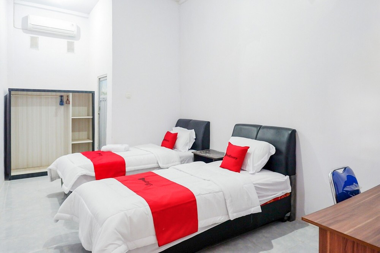 Bedroom 2, RedDoorz Plus @ Hotel Lestari Karema Mamuju, Mamuju
