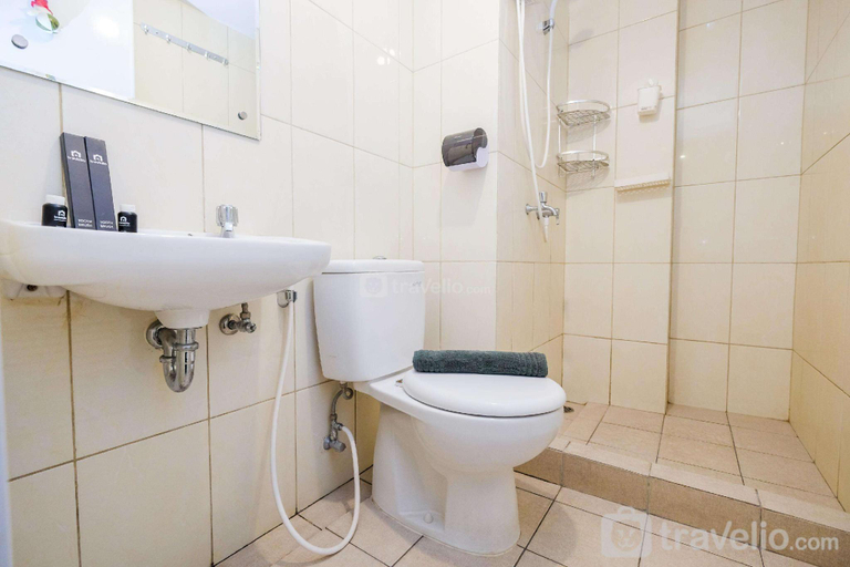 Bathroom 3, Homey 2BR Apt @ Springlake Summarecon By Travelio, Bekasi