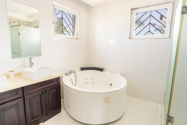 Bathroom 4, Queens Chateau Boutique Villa, Msambweni