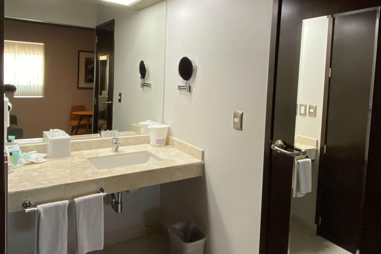 Bathroom 5, Best Western Oak Meadows Inn, Columbia