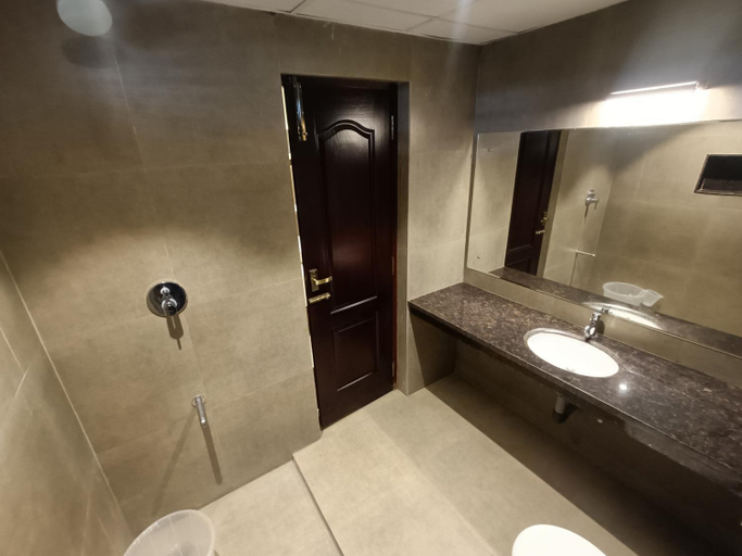 Bathroom 4, Hotel Comorin Grand, Kanniyakumari