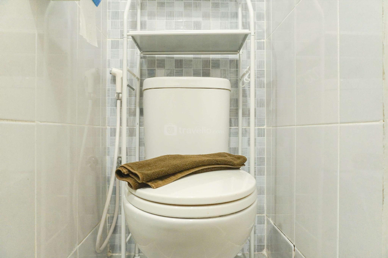 Bathroom 2, Good Cozy Studio Tokyo Riverside PIK 2 By Travelio, Tangerang