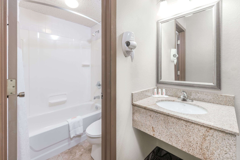 Bathroom 4, Days Inn by Wyndham Bismarck, Burleigh