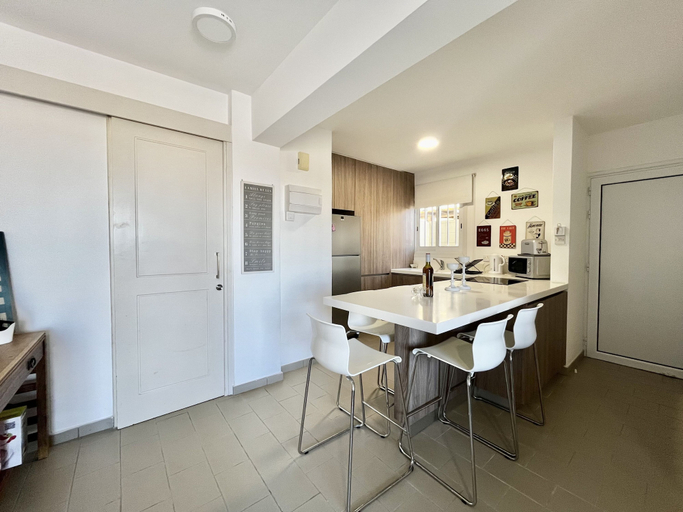 Room 4, 93 KAP - Stay Almyra House
