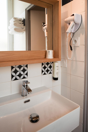 Bathroom 4, Hotel Bellevue, Finistère
