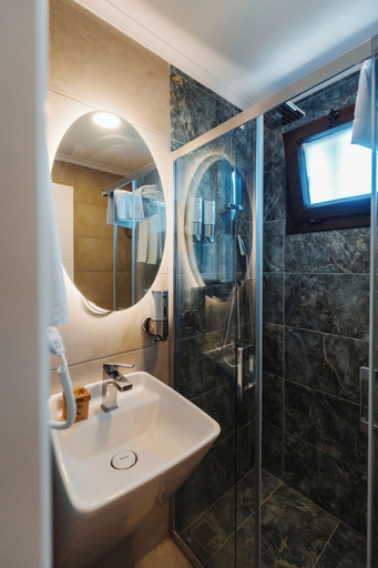 Bathroom 4, Rodones 1924, Urla