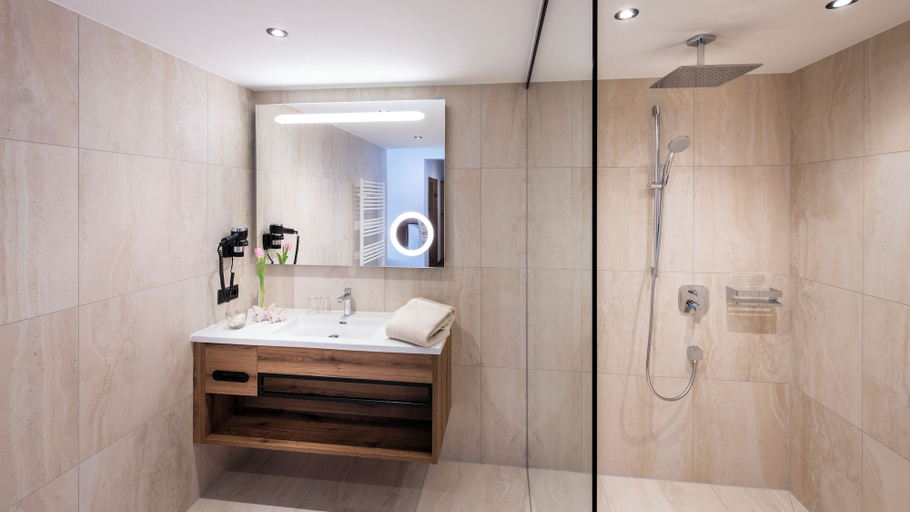 Bathroom 3, Wohlfühlhotel Innertalerhof, Schwaz
