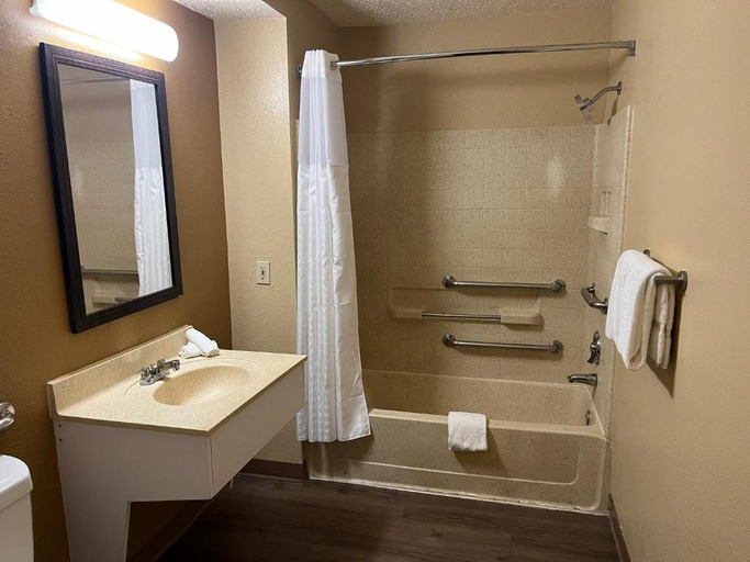 Bathroom 4, HomeTowne Studios & Suites by Red Roof Greensboro, Guilford