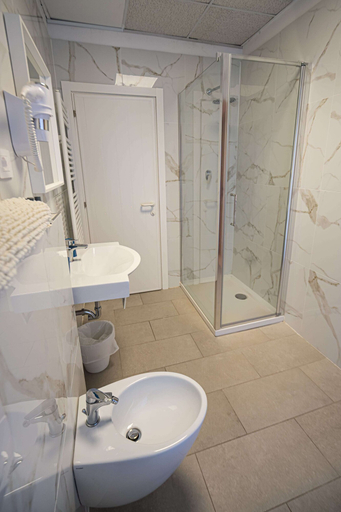 Bathroom 5, Aldebaran, Rimini