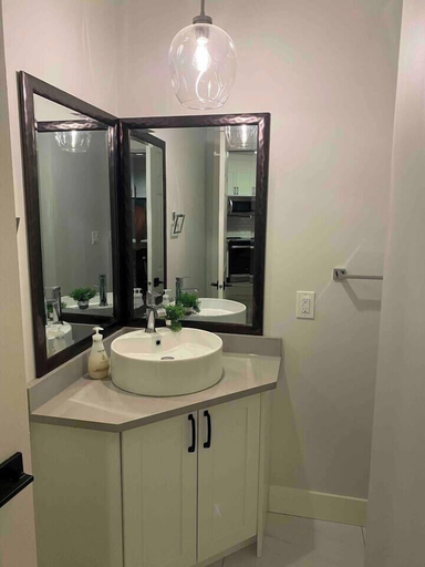 Bathroom, Skaha Lakefront Inn, Okanagan-Similkameen