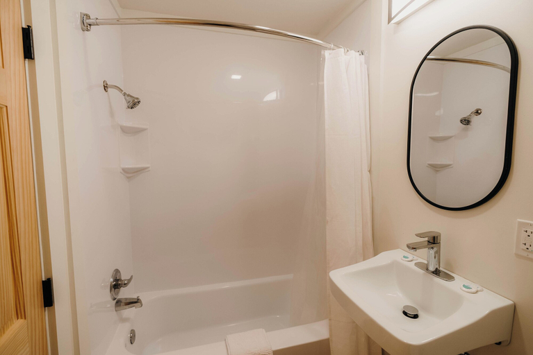 Bathroom 3, Bingham Motor Inn, Somerset