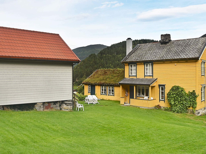 Exterior & Views