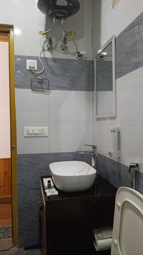 Bathroom 4, Tirthan Villa Resort, Kullu