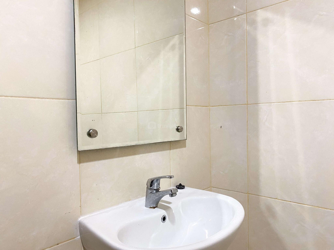 Bathroom, Comfy Studio No Kitchen at Elvis Tower By Travelio, Cikarang