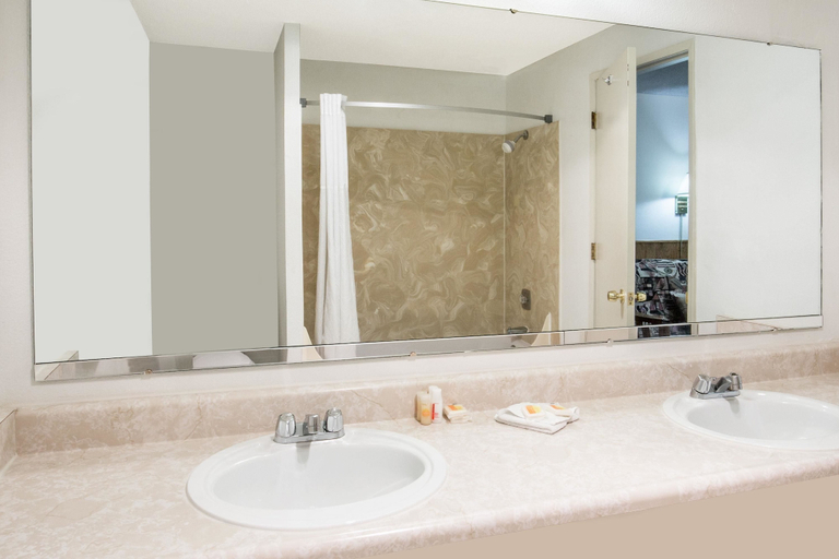 Bathroom 3, Days Inn Corvallis, Benton