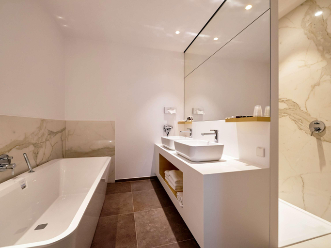 Bathroom 4, Hotel Mercure Roeselare, West-Vlaanderen