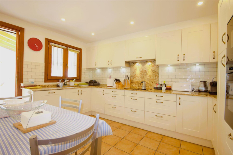 Room 4, Fanila in J vea With 4 Bedrooms and 3 Bathrooms, Alicante