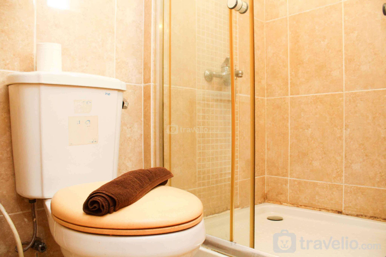 Bathroom 2, Studio No Kitchen @ Metropark Jababeka By Travelio, Cikarang