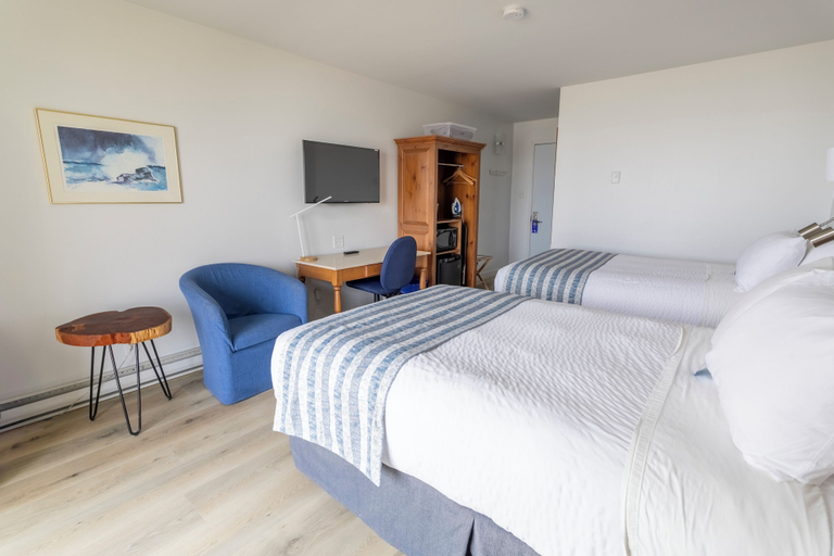 Bedroom 2, Pavillon sur Mer by Riôtel (150 metres from the main hotel), Matane
