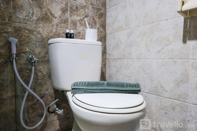Bathroom, Homey 2BR at Galeri Ciumbuleuit 1 Apt By Travelio, Bandung