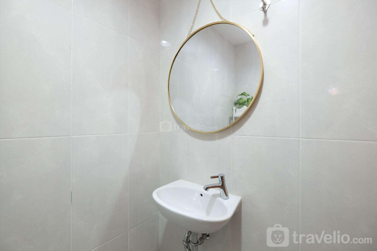 Bathroom 3, Cozy Studio Evenciio Apartment By Travelio, Depok