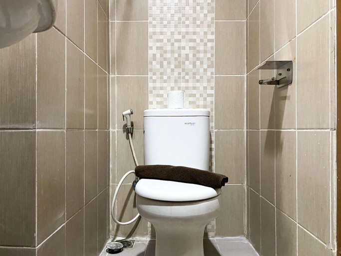 Bathroom 2, Enjoy Living Studio @ Enviro Apartment By Travelio, Cikarang