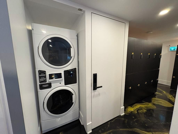 Others 5, Capsule Hotel, Montréal