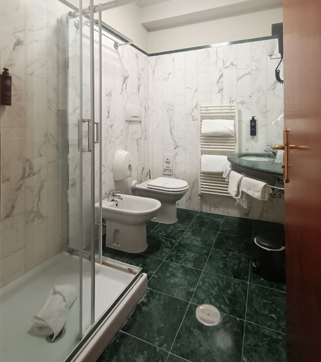 Bathroom 5, Hotel Michelangelo Palace, Terni
