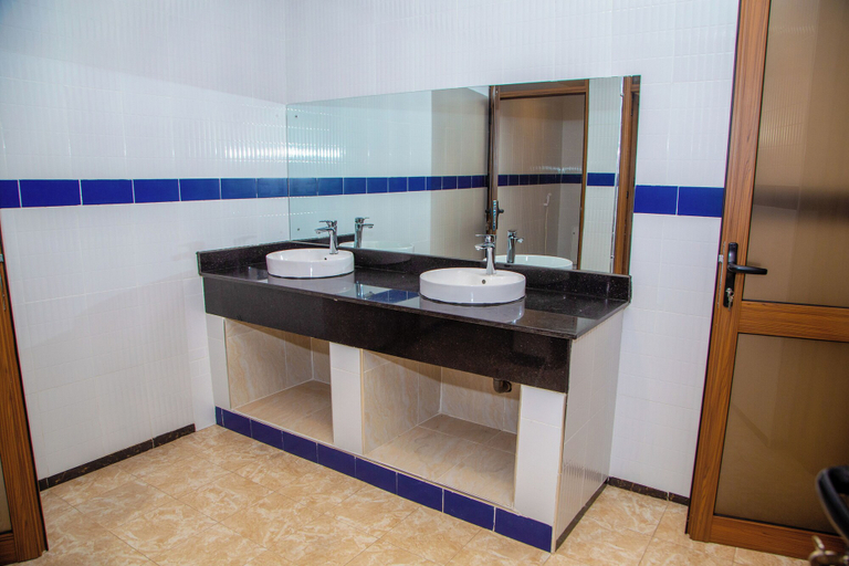 Bathroom, TreasureView Courts, Kampala