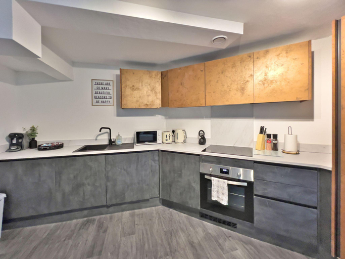 Others 5, Newton's Suite, Kent