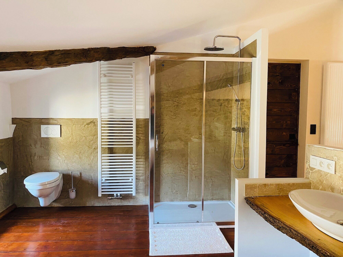 Bathroom 5, Aux Berges du Libre, Aude