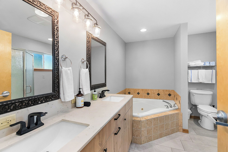 Bathroom 4, Dasha's Snowboard Track - Icicle Village, Chelan