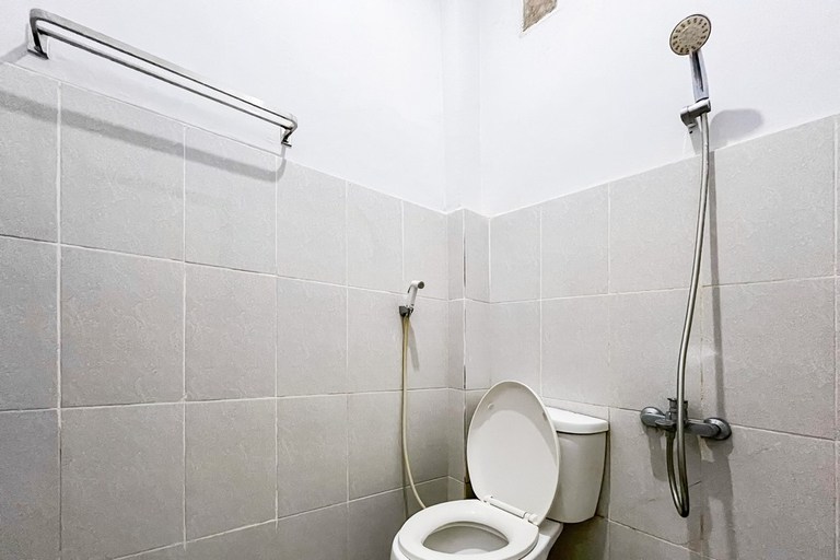 Bathroom, RedDoorz Plus @ Hotel Lestari Karema Mamuju, Mamuju