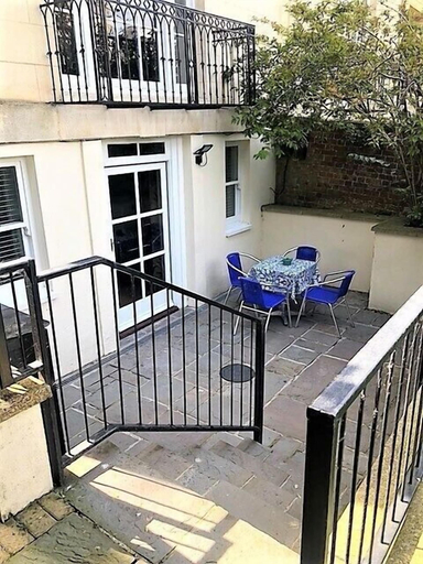 Others 3, Charming Flat With Private Patio in Clifton, North Somerset