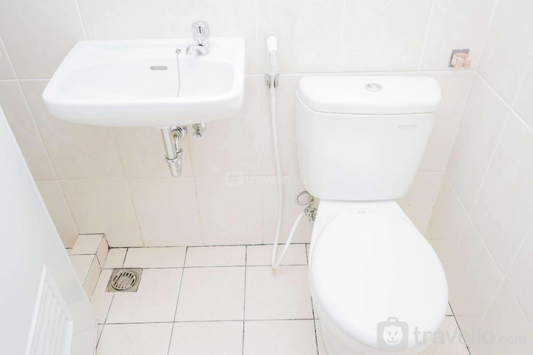 Bathroom 3, Lovely Studio Apartment M-Town Residence near Summarecon Mall By Travelio, Tangerang
