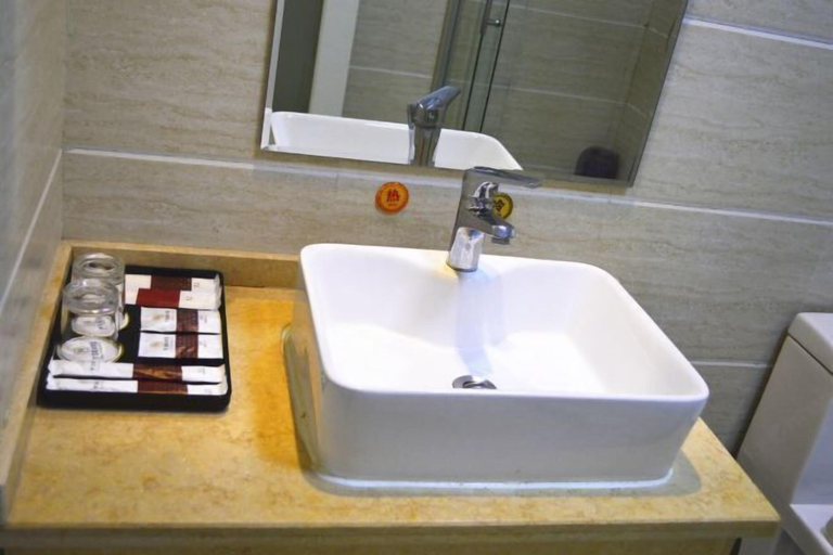 Bathroom 5, Xingshan Luoma Holiday Hotel, Yichang